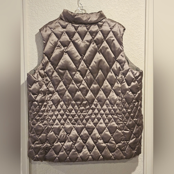 Lands' End Women's Quilted Vest in Gray - Picture 2 of 3